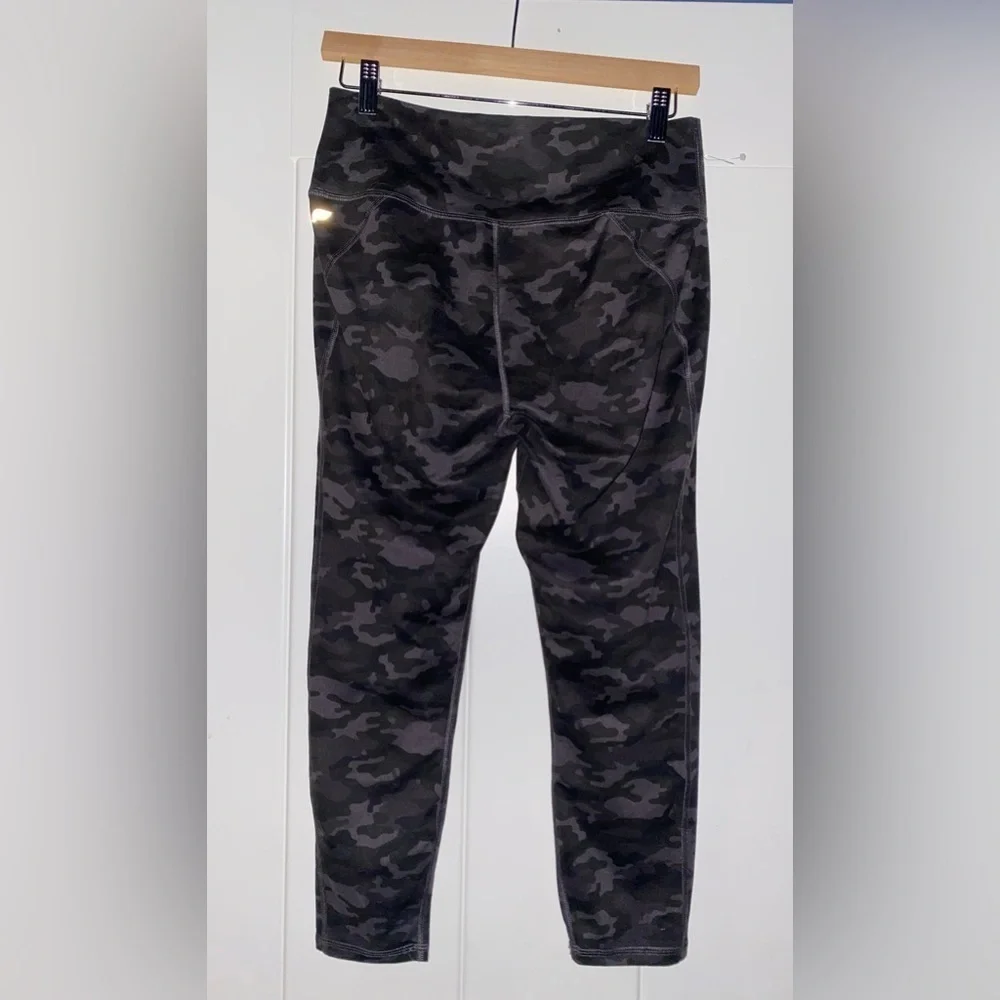 Fabletics Camo All Way Yoga 7/8 Leggings High Waisted Workout Stretch Women L